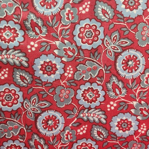 Tela roja con flores celestes