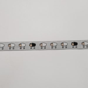 Cinta gris claro con ovejitas blancas y 1 negra 1.5cm